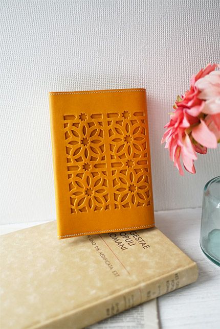 genten ゲンテン cut work カットワーク ブックカバー（文庫本サイズ） 40604(31628)