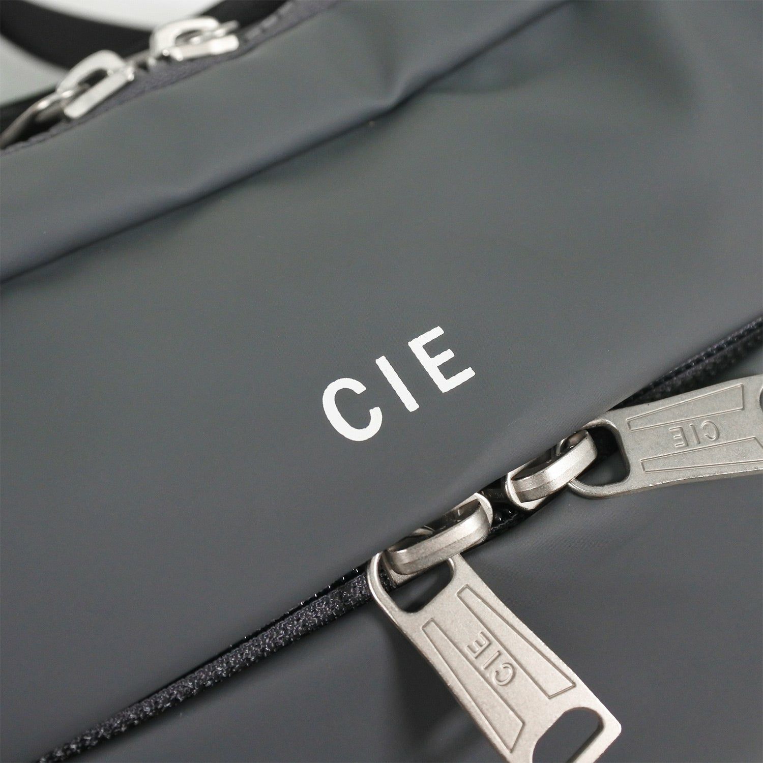 CIE シー LEAP スリングバッグ S 072303