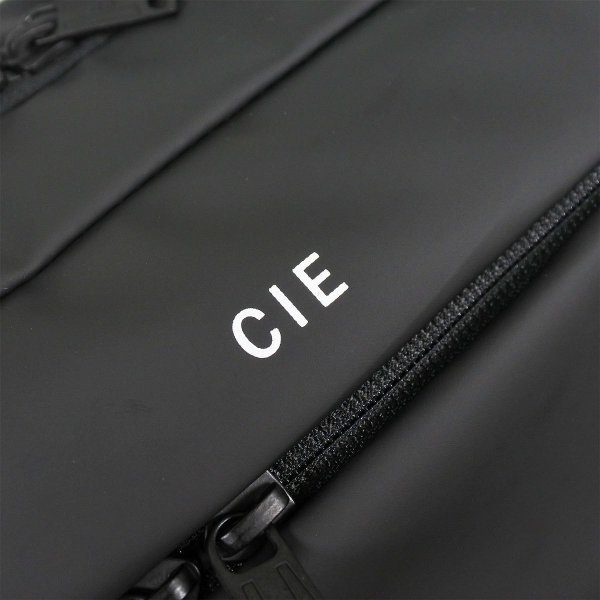 CIE シー LEAP スリングバッグ L 072302