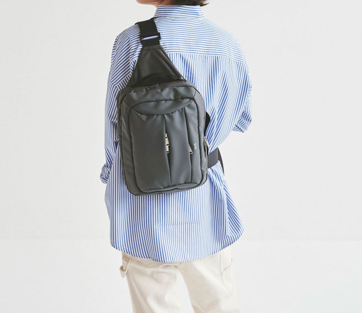 CIE シー LEAP スリングバッグ L 072302