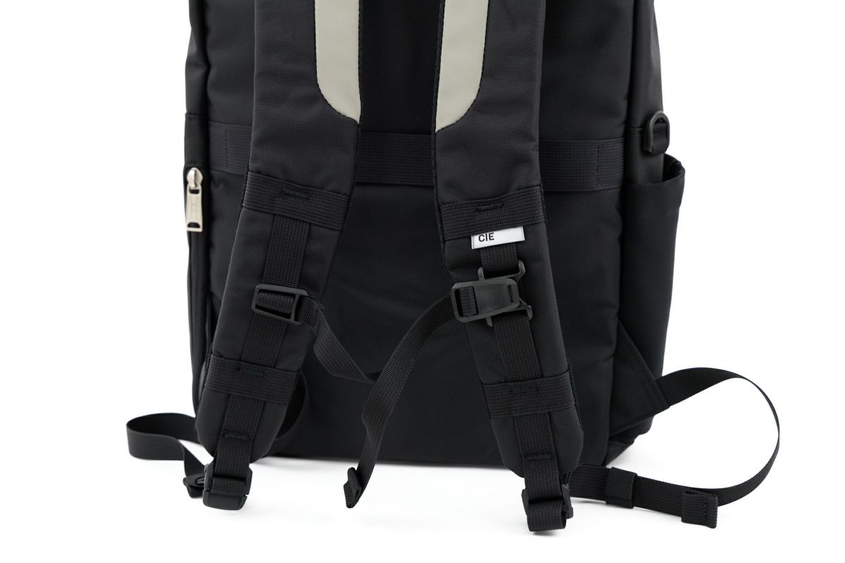 CIE シー VARIOUS スクエアバックパック 021826