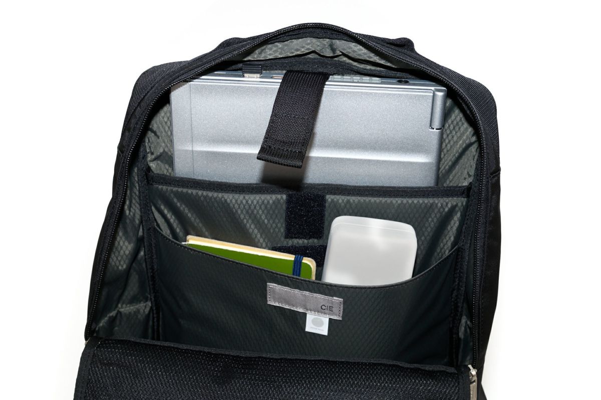 CIE シー VARIOUS スクエアバックパック 021826