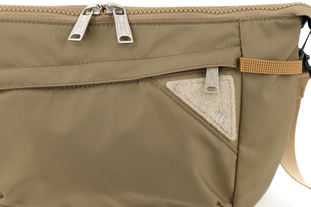 CIE シー FLOW フラットショルダーバッグ（L） 022108