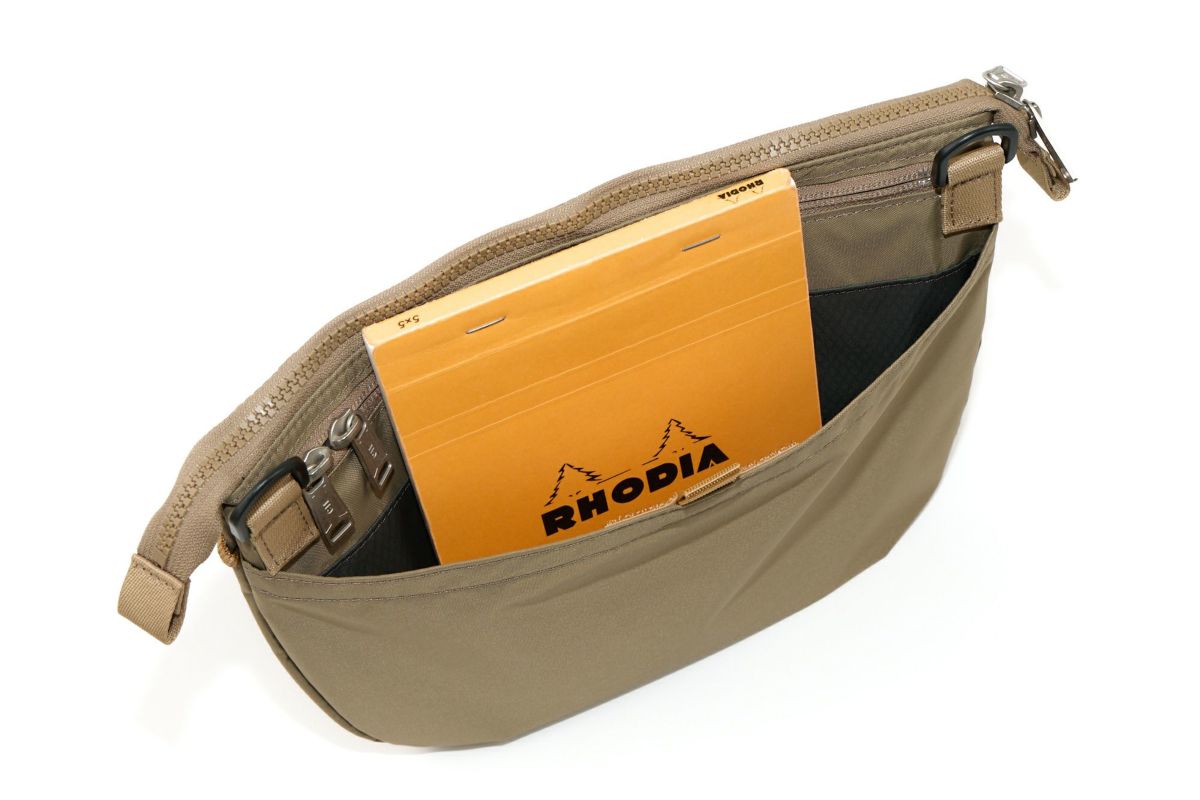 CIE シー FLOW フラットショルダーバッグ（L） 022108