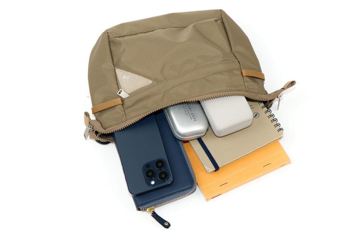 CIE シー FLOW フラットショルダーバッグ（L） 022108