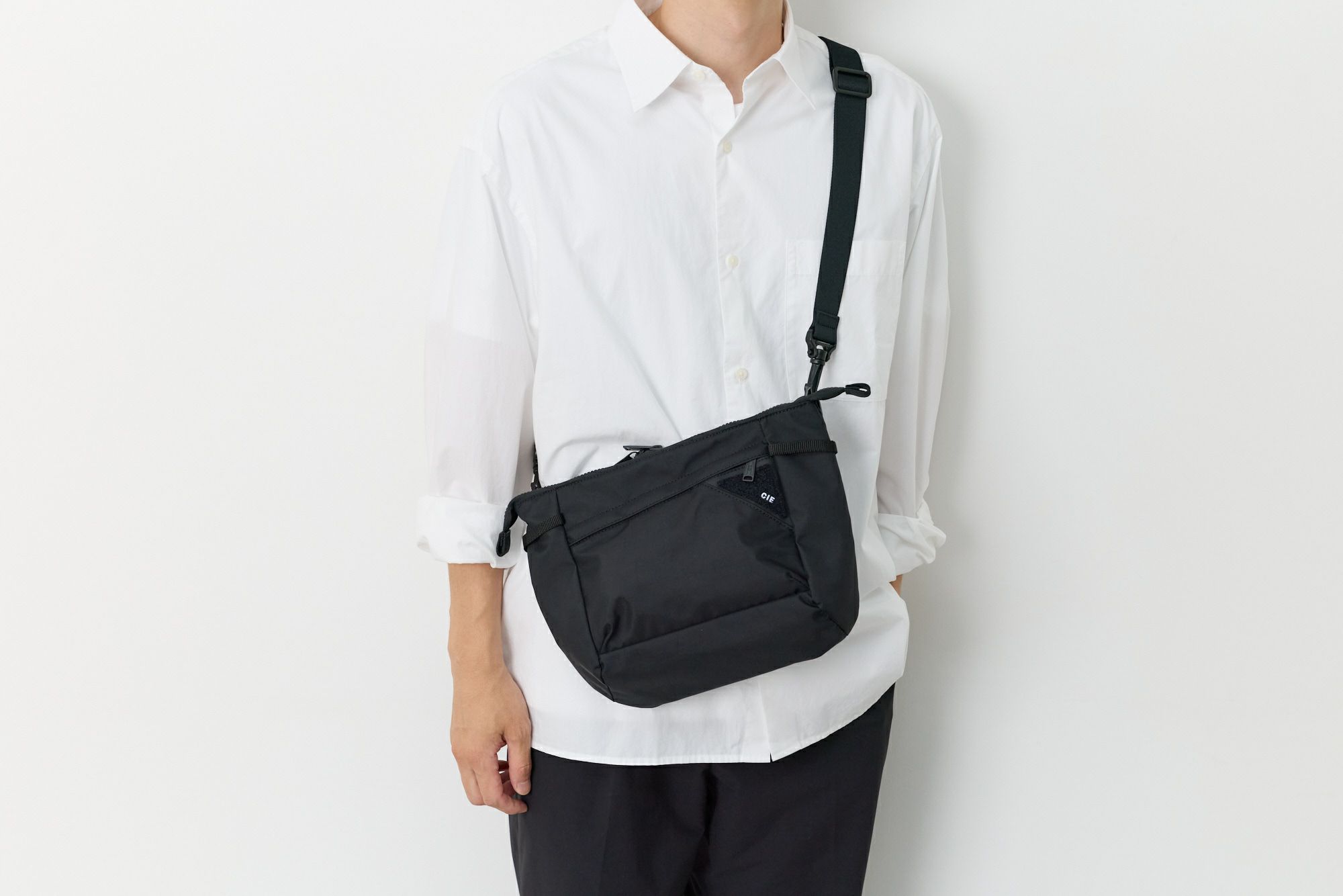 CIE シー FLOW フラットショルダーバッグ（L） 022108
