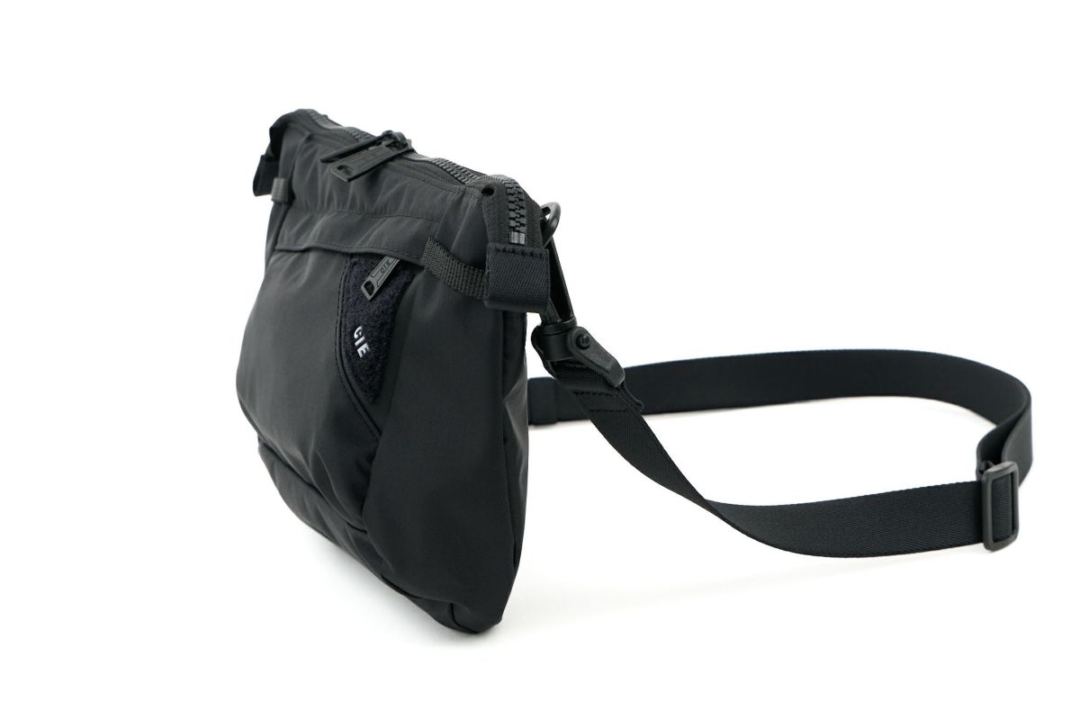 CIE シー FLOW フラットショルダーバッグ（S） 022109