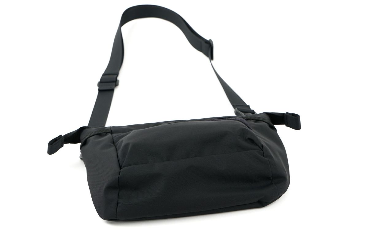 CIE シー FLOW フラットショルダーバッグ（S） 022109