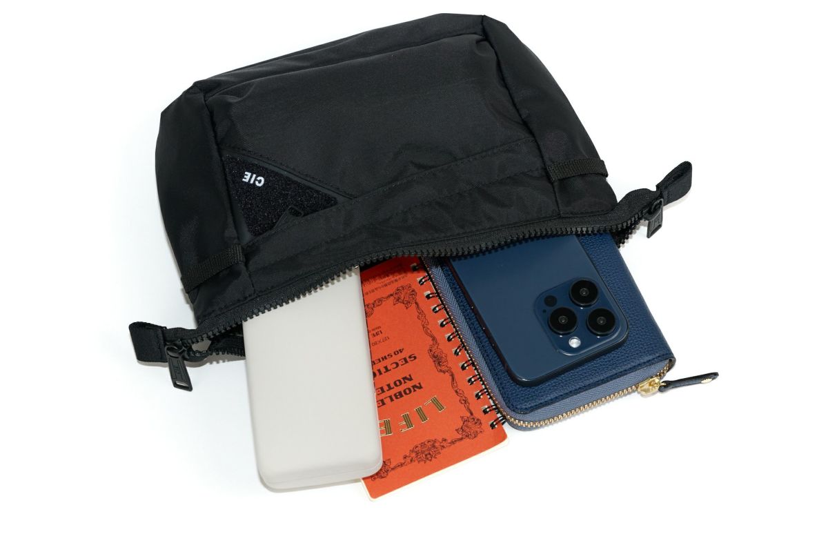 CIE シー FLOW フラットショルダーバッグ（S） 022109