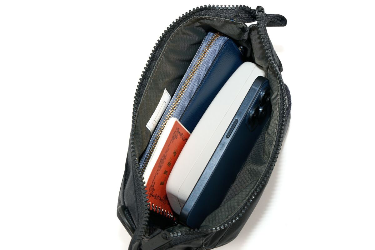 CIE シー FLOW フラットショルダーバッグ（S） 022109